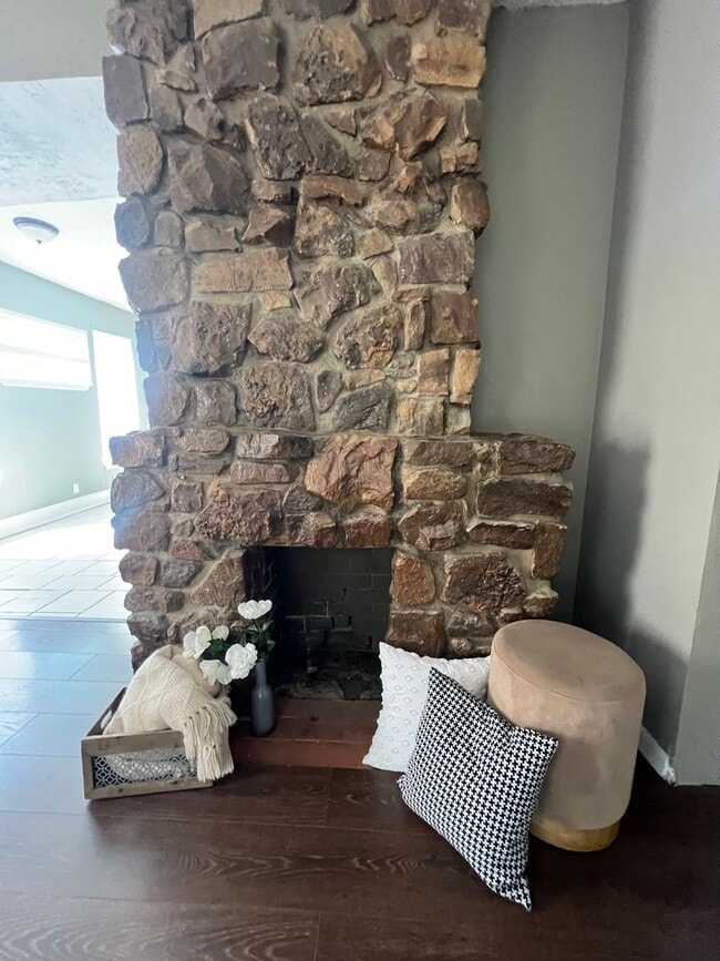 Building Photo - Charming 4 bed two story close to Plaza district!