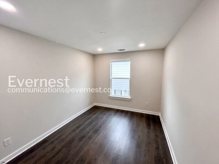 Building Photo - 304 Jeffries Wy