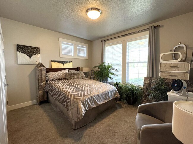 Building Photo - Beautiful custom built home with 4 bed 3.5...