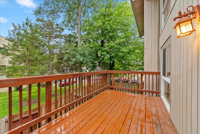 Building Photo - "Charming 4-Bed Townhouse with Granite Tou...
