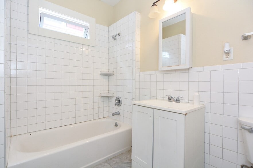 Building Photo - 46 Evelyn St