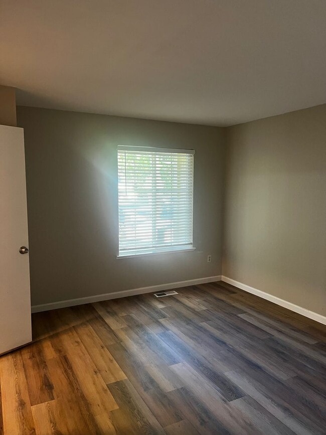 Building Photo - 3 Bedroom/2 Bathroom Single Story Home In ...