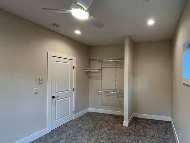 Building Photo - 3155 Dogwood Dr S