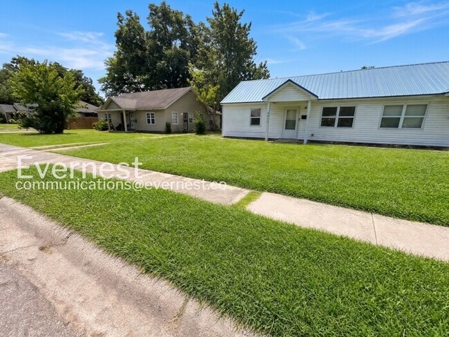 Building Photo - 2-Bed/1-Bath Home/Voucher Accepted/Available Now!