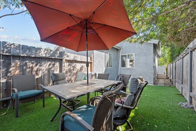 Building Photo - Private turfed yard!