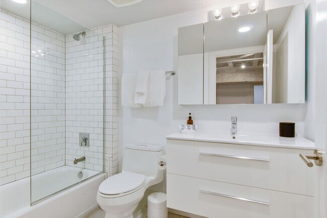 Building Photo - 822 Howard Ave