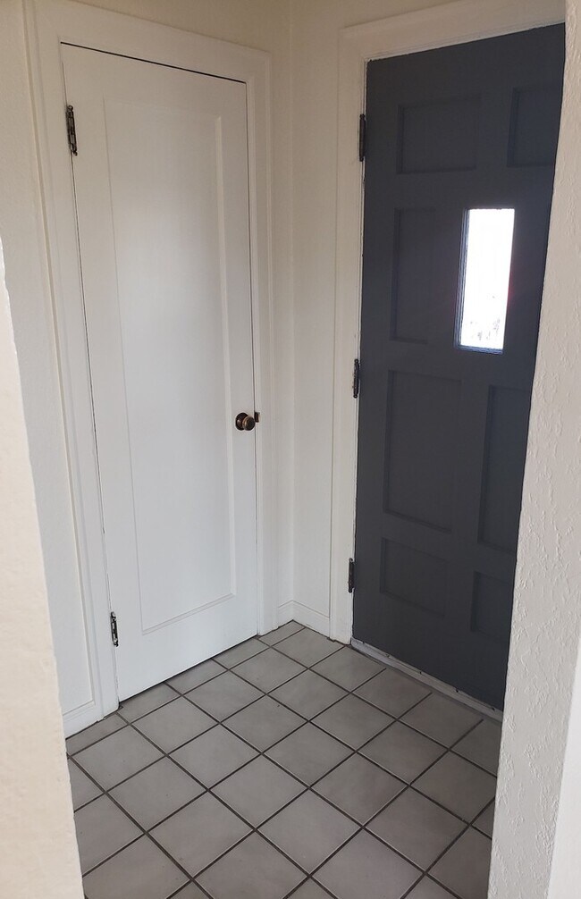 Building Photo - 302 Miles Ave