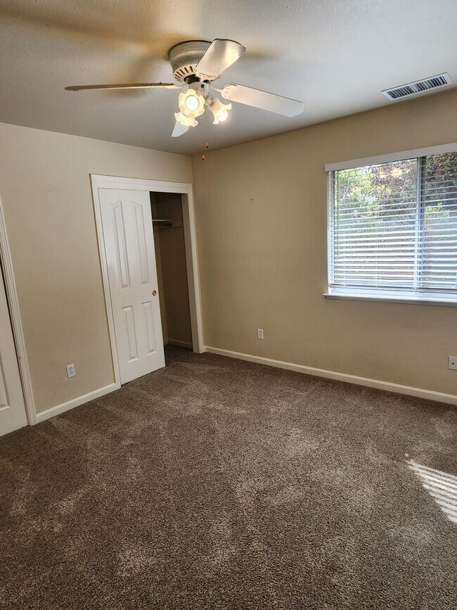 Building Photo - Lovely 4 bedrooms, 3 bathrooms in Windsor