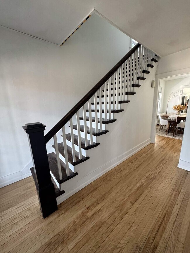 Building Photo - 3 Bedroom, 1.5 Bath, Furnished Home in Houghton