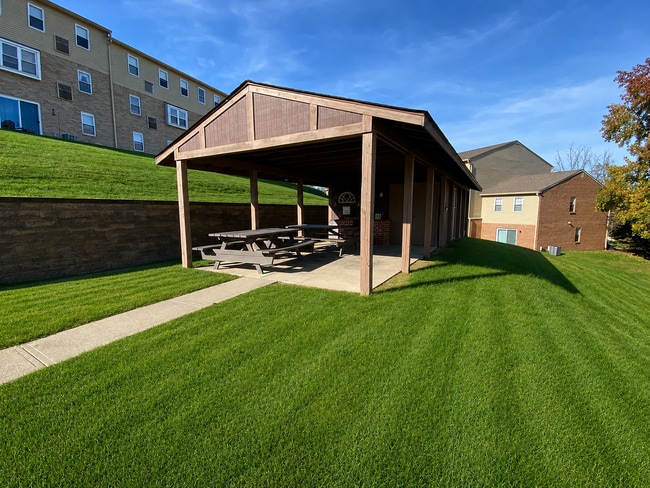 Building Photo - Spacious 2BR at Bellwood Manor! Great North Hills Location! Call Today!