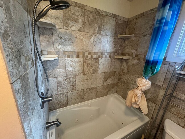 Building Photo - Beautiful Home