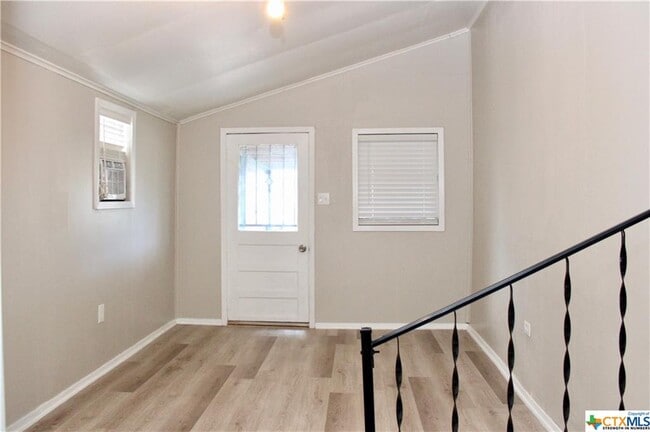 Building Photo - 1409 E Mistletoe Ave