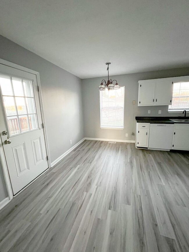 Building Photo - 3 Bedroom 2 Bathroom Home with Fenced in B...