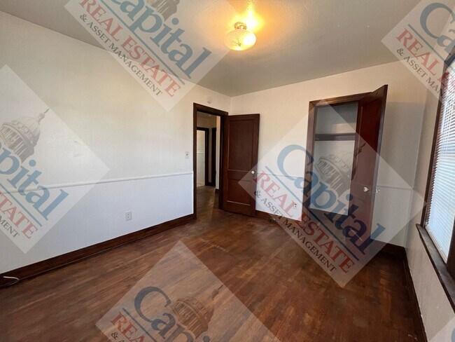 Building Photo - Charming 3 Bedroom