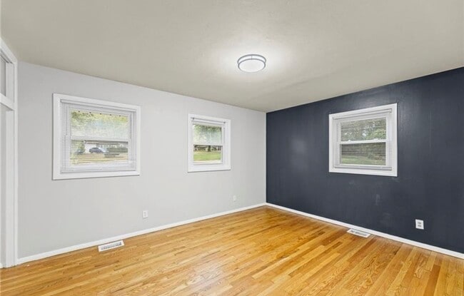 Building Photo - Stunning 3 bed 1 bath Ranch House