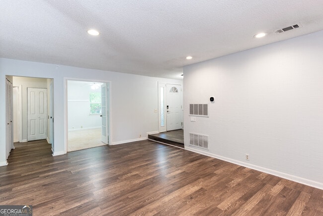 Building Photo - 46 Dunwoody Springs Dr