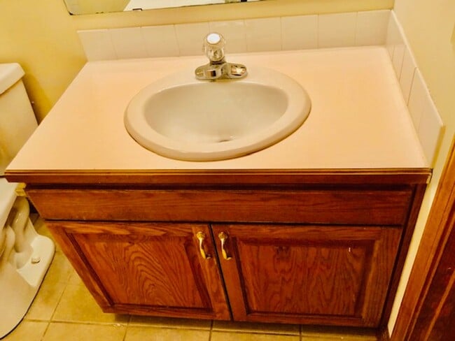 Building Photo - Perfect location 3 bed 2 bath with fenced in back yard and two car garage!