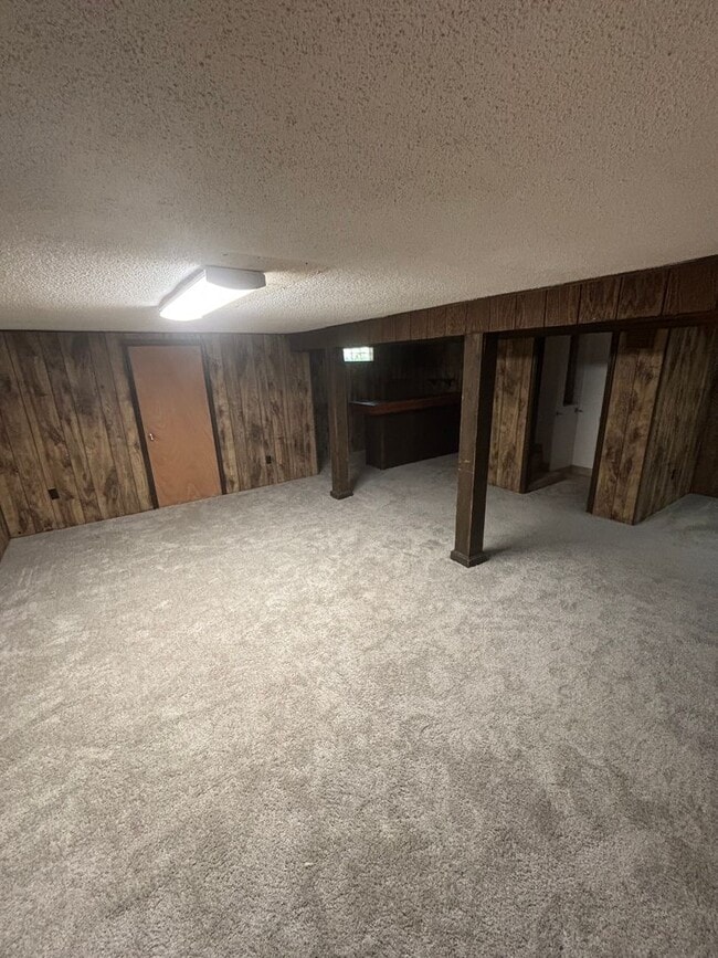 Building Photo - Cute 3 Bedroom, 1.5 Bath, with basement lo...