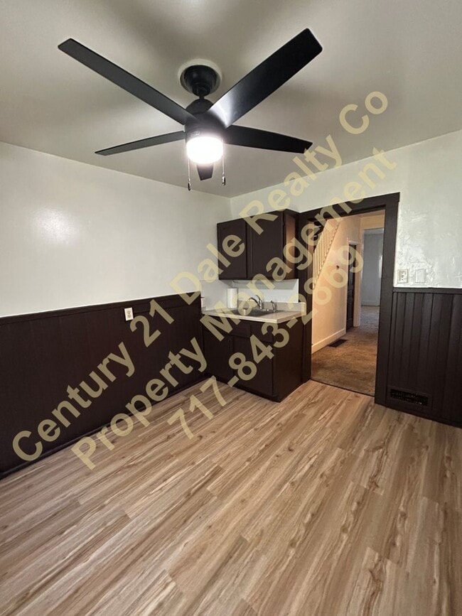 Building Photo - Beautifully redone 3 BR, 1 Bath Townhouse in York Suburban Schools