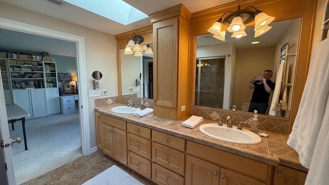Building Photo - Pristine Single-Family Home in the Heart o...
