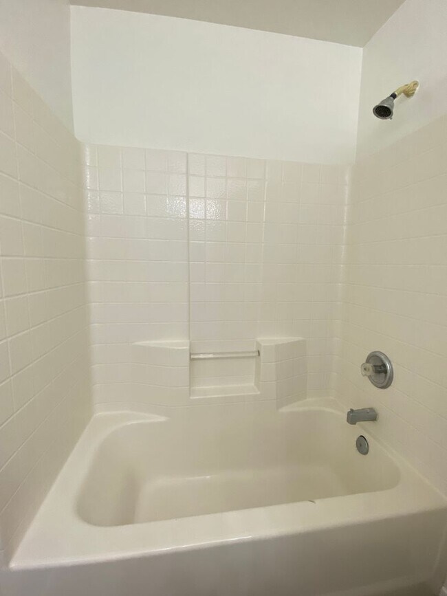 Building Photo - 3 Bed 2 Bath Corner Lot