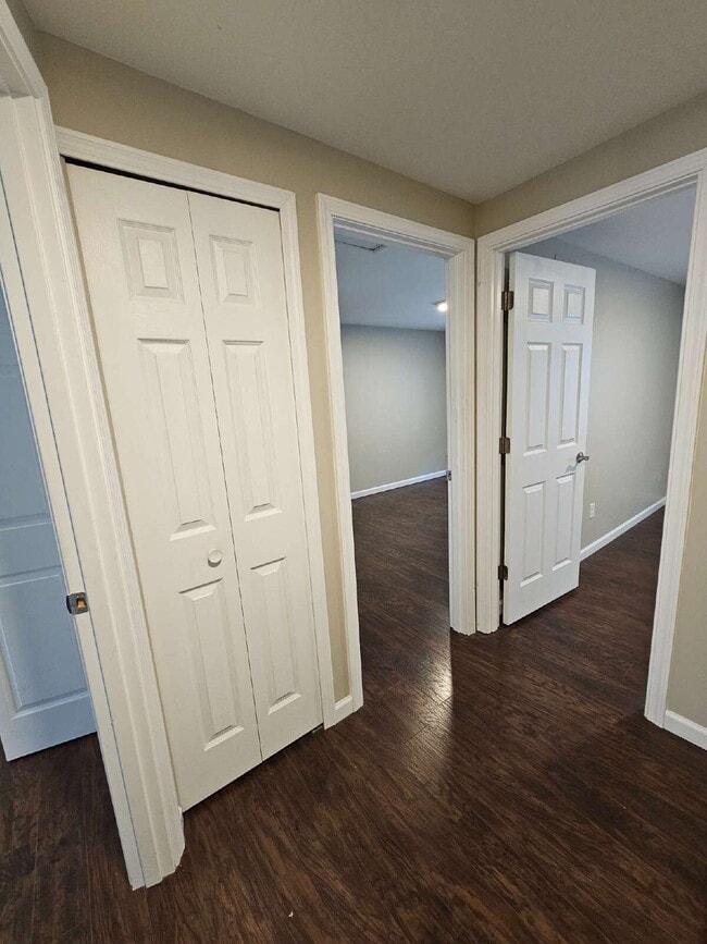 Building Photo - Clean 3-Bedroom Tri-Level, 1.5 Bath with Updated Kitchen, Great Room, Fireplace & Private Backyar...
