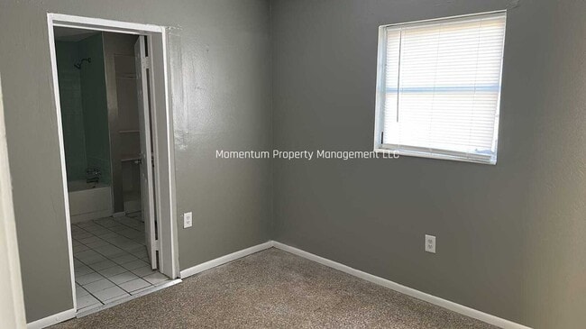 Building Photo - Beautiful & Cozy 4 bedrooms 2 bathrooms property in Sarasota! Apply for FREE This Holiday Season!