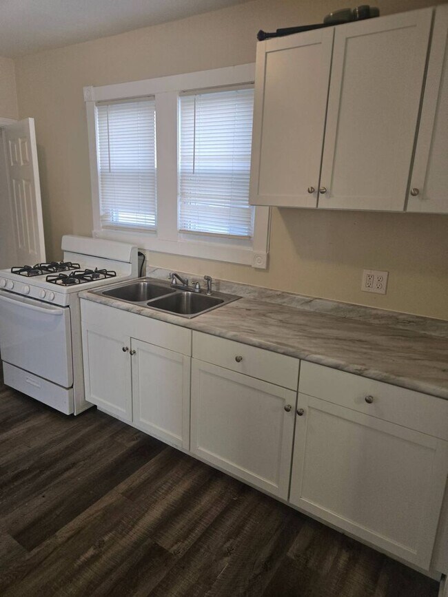 Building Photo - Charming 2-Bedroom Property in Prime Location (Section 8 Vouchers Accepted)