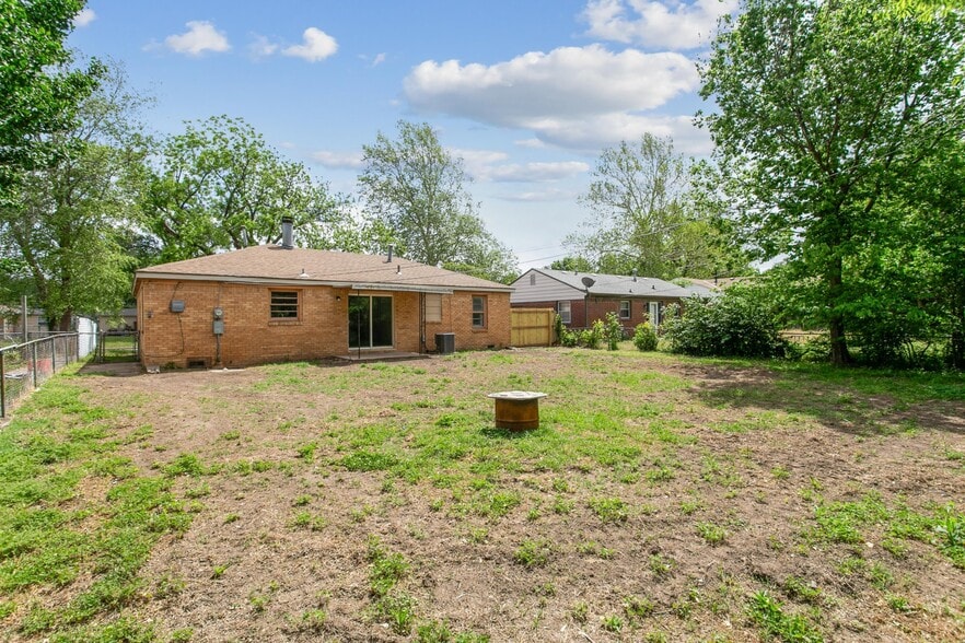 Building Photo - 2807 S Pattie St