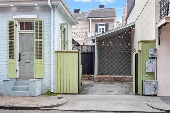 Building Photo - 1300 Chartres St