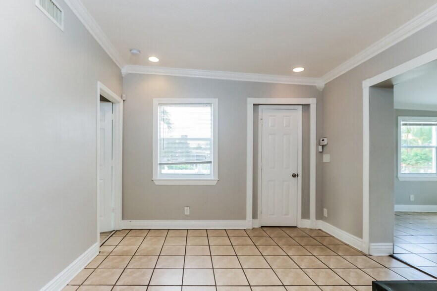 Building Photo - 395 Plum Tree Dr