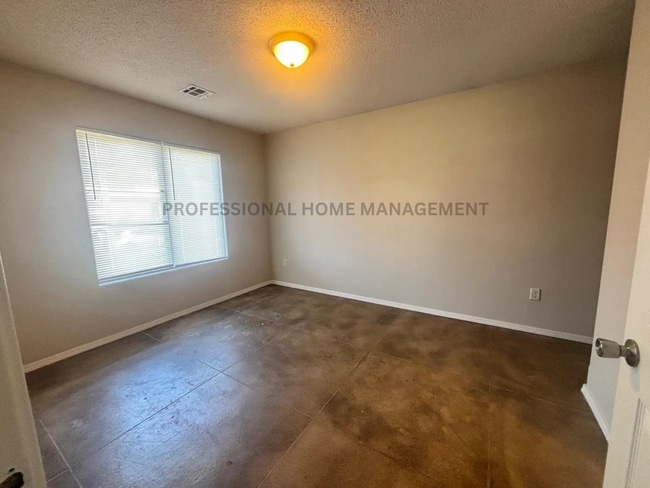 Building Photo - Spacious 5 Bedroom 3 Bath Home Near Hutchi...