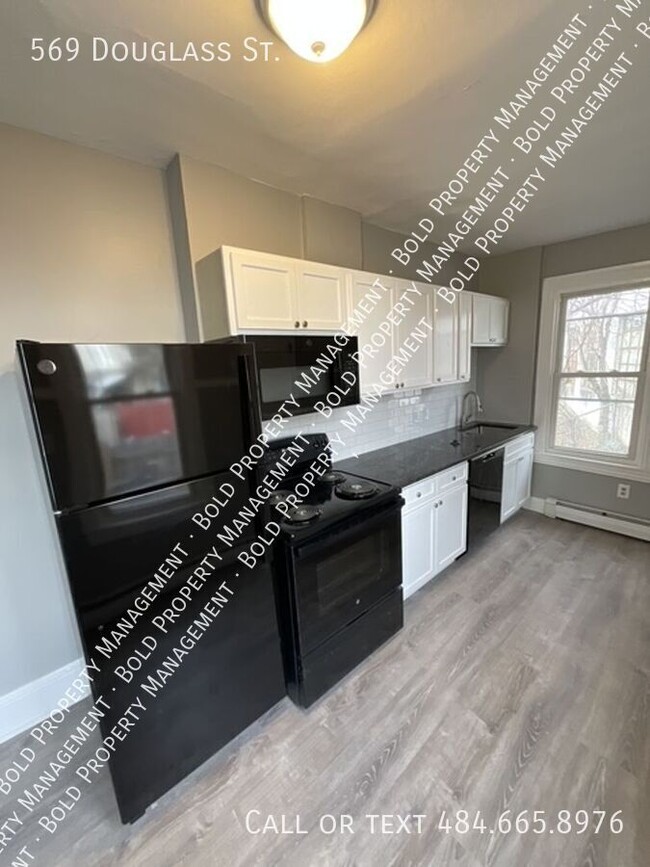 Building Photo - 569 Douglass St