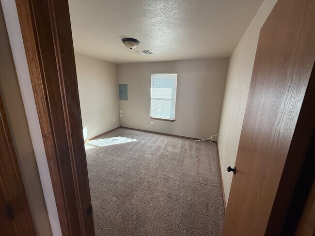 Building Photo - 511b NE 6th St - 511B NE 6th