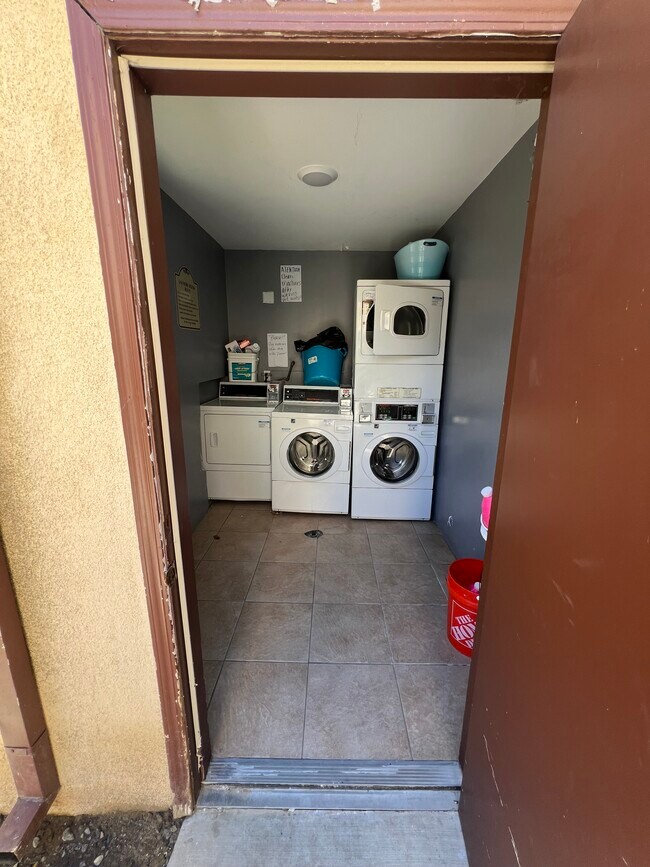 Building Photo - 14826 Vanowen St