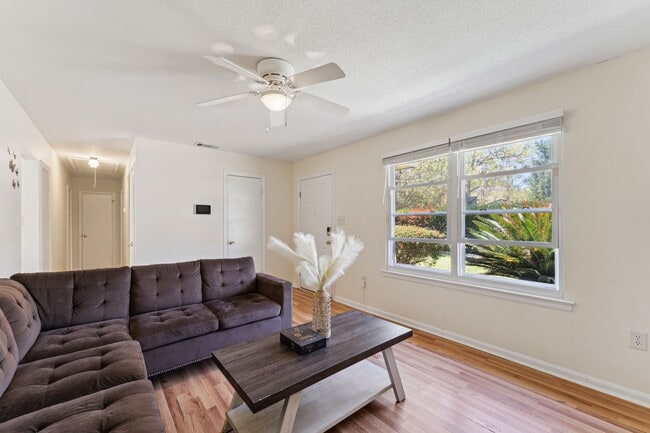 Building Photo - AVAILABLE NOW! (Pet Friendly)