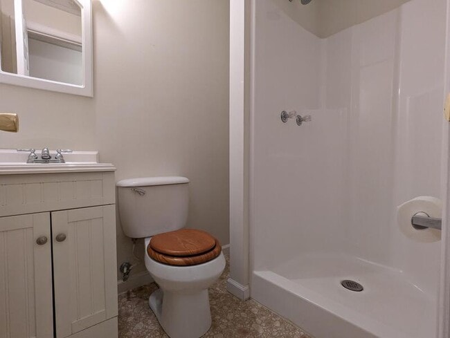 Building Photo - 726 Crestwood Cir