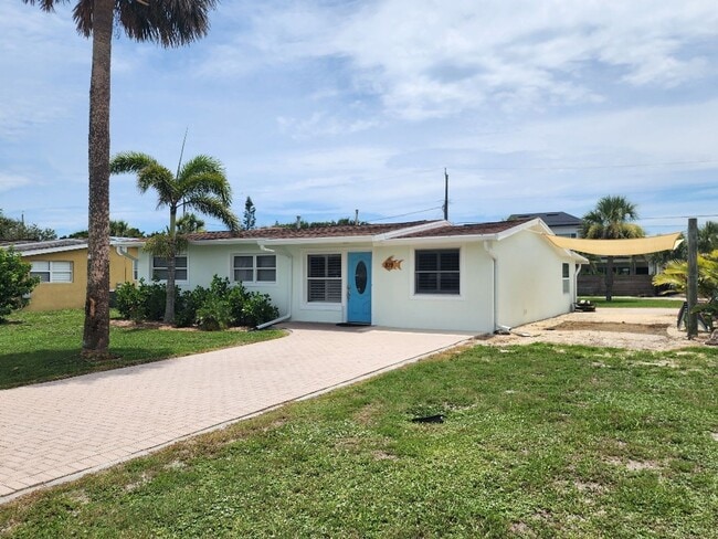 Building Photo - Great beachside 2/2/1 on corner lot