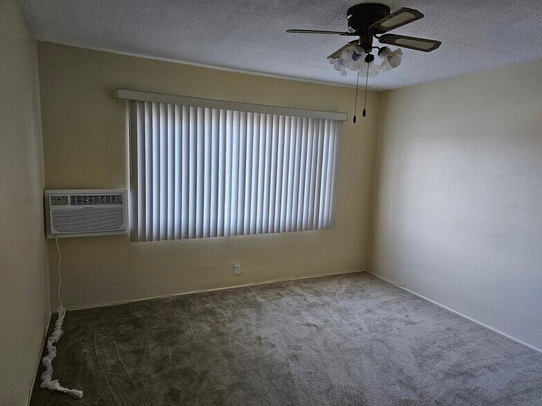Building Photo - 1336 W Valencia Dr