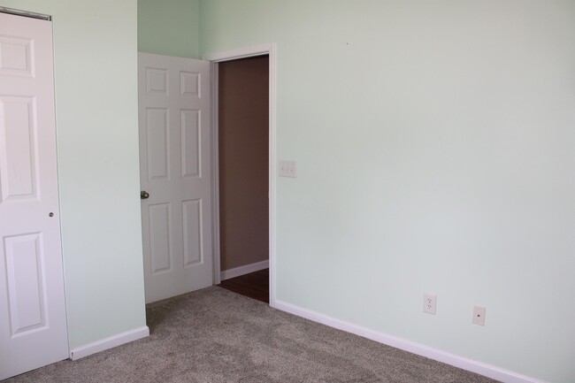 Building Photo - 217 Edgecroft Way