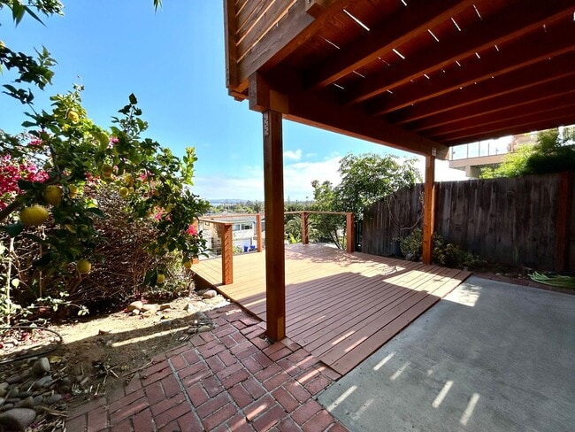 Building Photo - Stunning 3 Bed/3.5 Bath with Panoramic Views!