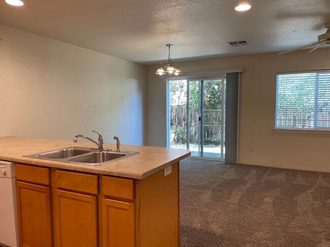 Building Photo - Very Nice 3 Bedroom 2.5 Bathroom Townhome ...