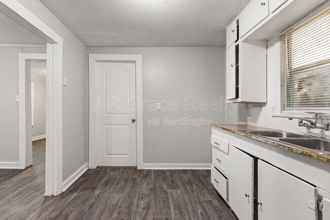 Building Photo - 515 E Lee St