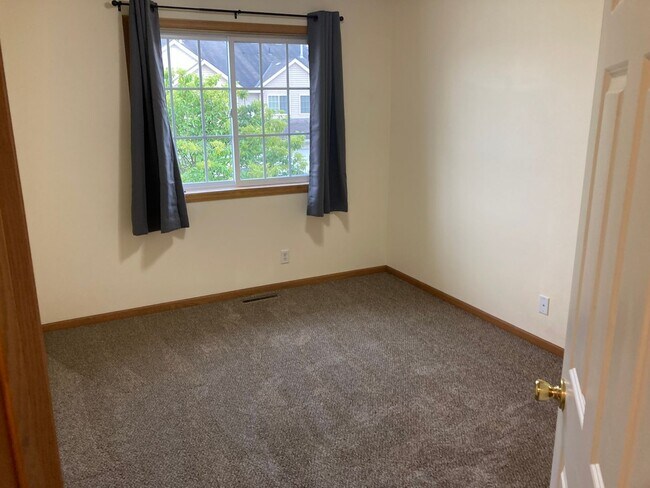 Building Photo - Flexible Lease term if you want a short lease?! ALL NEW PLANK FLOORING, CARPET, AND PAINT!