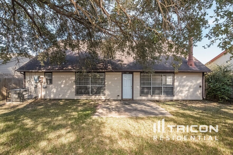 Building Photo - 16923 Summer Dawn Pl