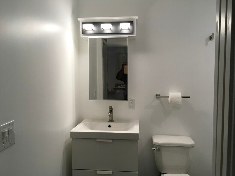 Bath room - 18910 Lassen St