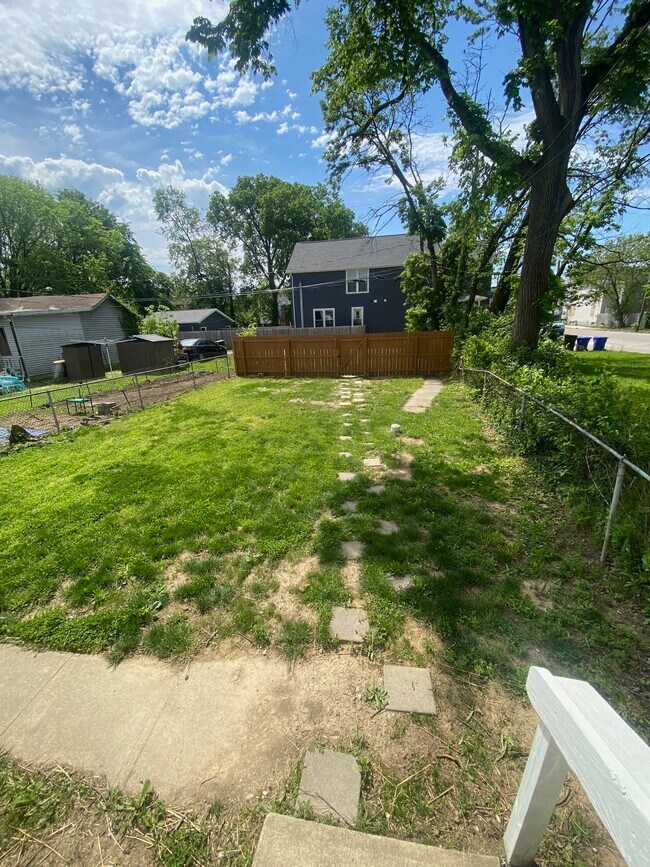 Building Photo - 461 Oakwood Ave