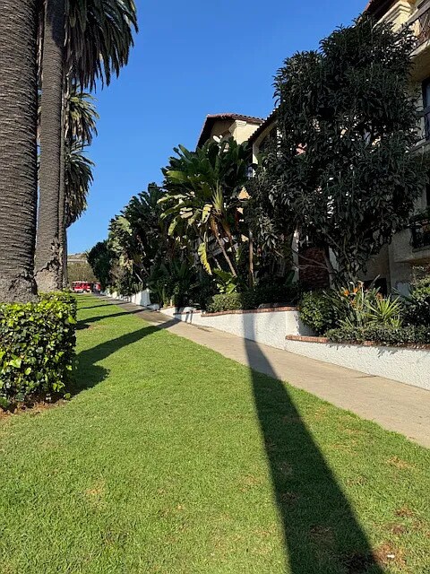 Building Photo - 1735 N Fuller Ave