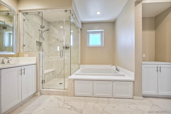 Building Photo - 16242 Camden Cir