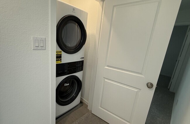 Building Photo - 912 Pertuso Ln